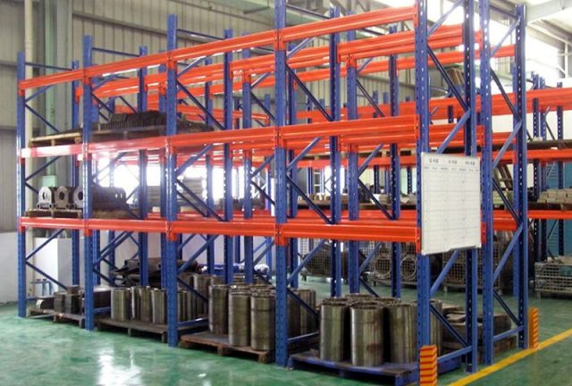 Chuyên thi công giá kệ V lỗ đa năng rẻ tại TP.HCM
