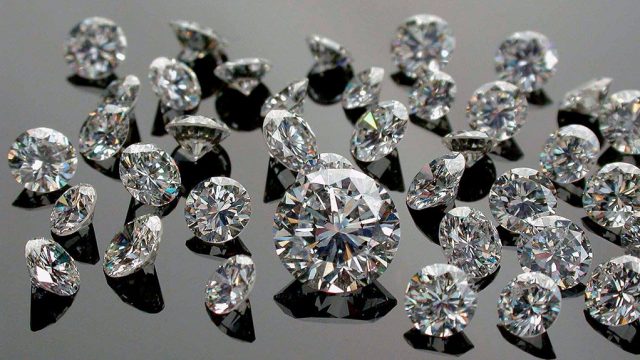 Viên kim cương được tạo ra từ than đá