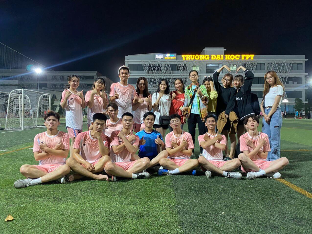 Trần Gia Khang cùng Park Queen team tham gia giải bóng đá tại trường.
