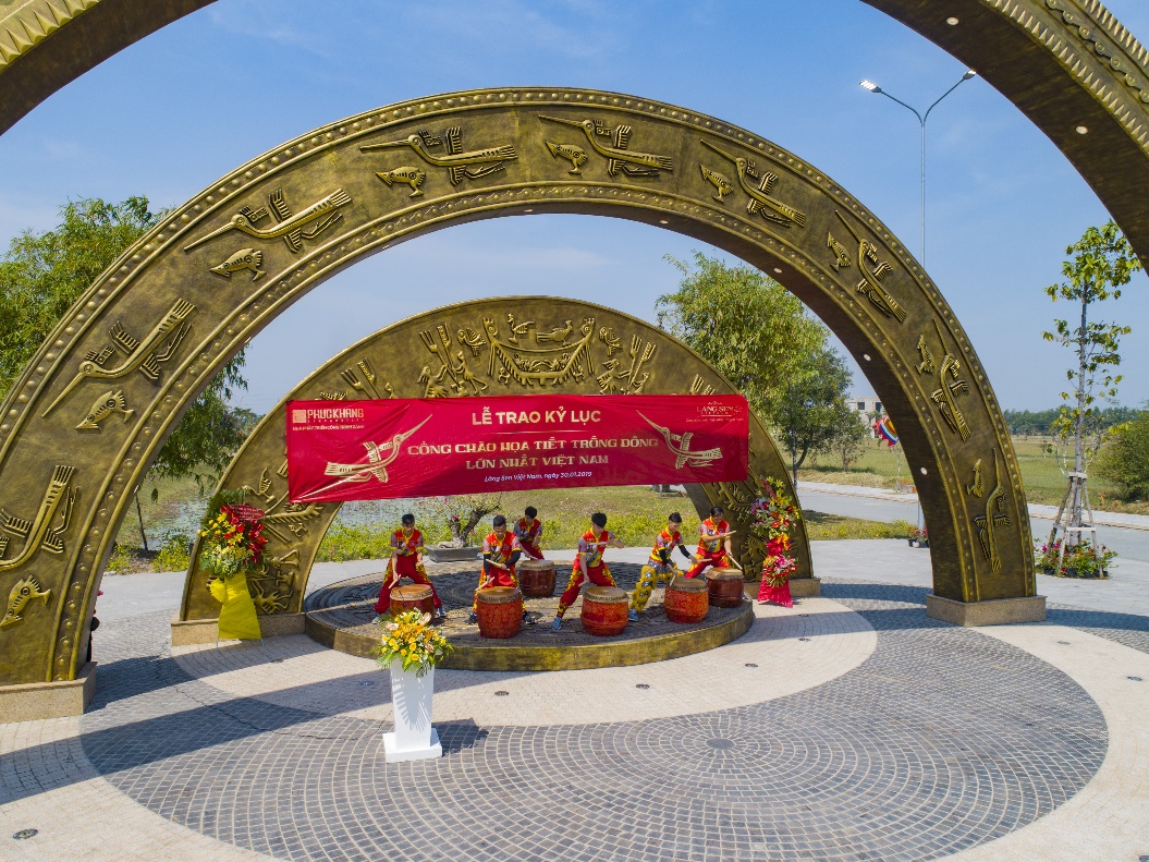 Cổng họa tiết trống đồng lớn nhất Việt Nam tại dự án Làng Sen