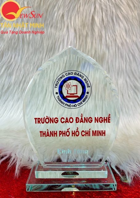 kỷ niệm chương pha lê giá rẻ