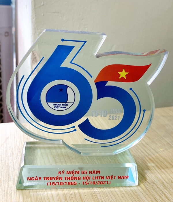 Kỷ niệm chương thủy tinh