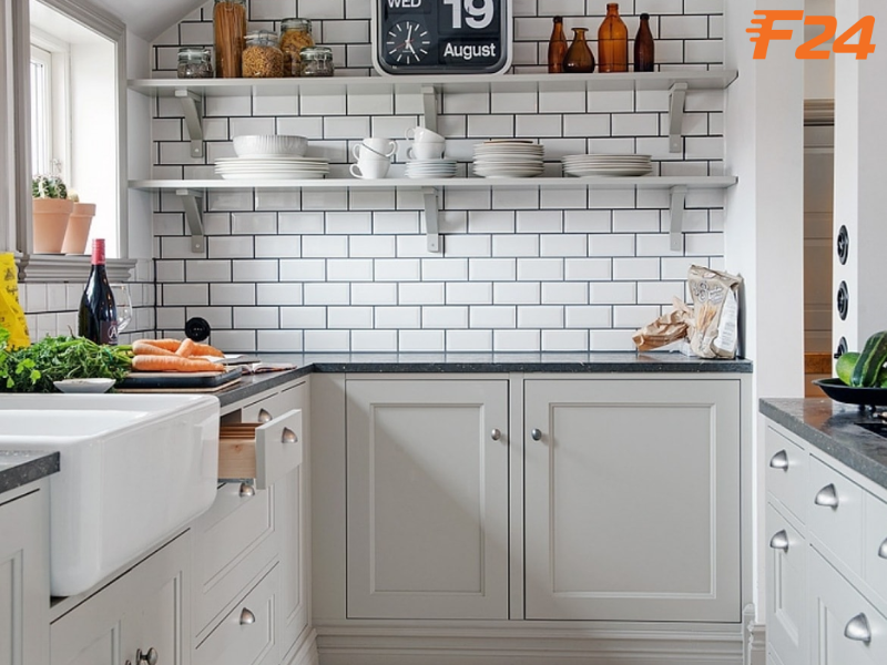 Màu trung tính tạo không gian thoáng mát cho nhà bếp nhỏ