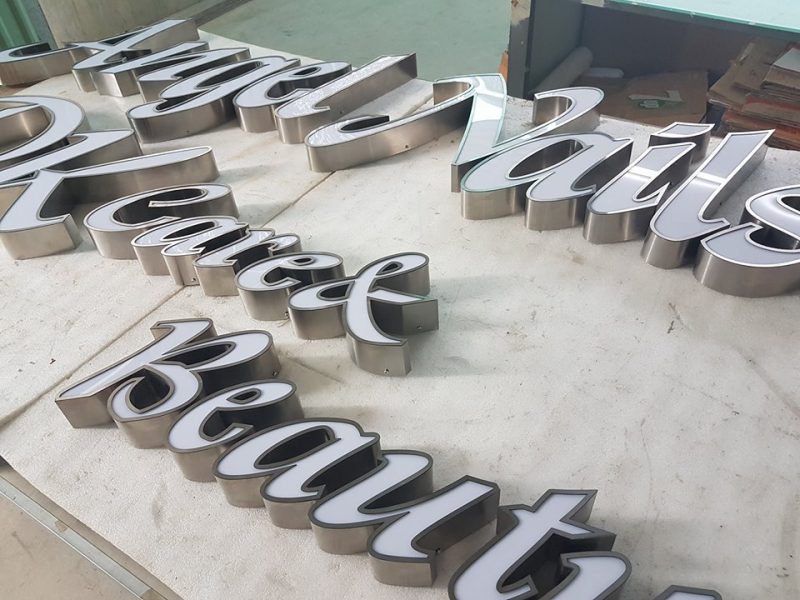 Gia Công Chữ Inox Mặt Mica