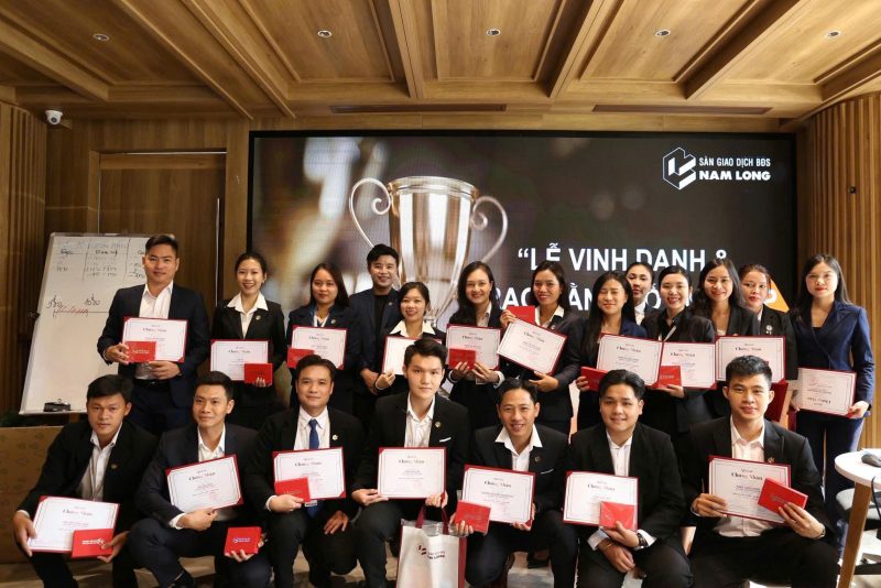 Lễ trao chứng nhận cho NVKD tân tuyển hoàn thành xong khóa đào tạo nội bộ tại NamLong